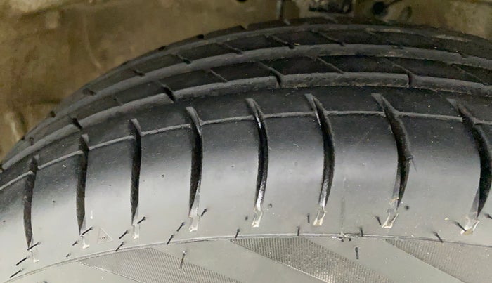 2017 Maruti Swift VXI O, CNG, Manual, 86,230 km, Right Front Tyre Tread