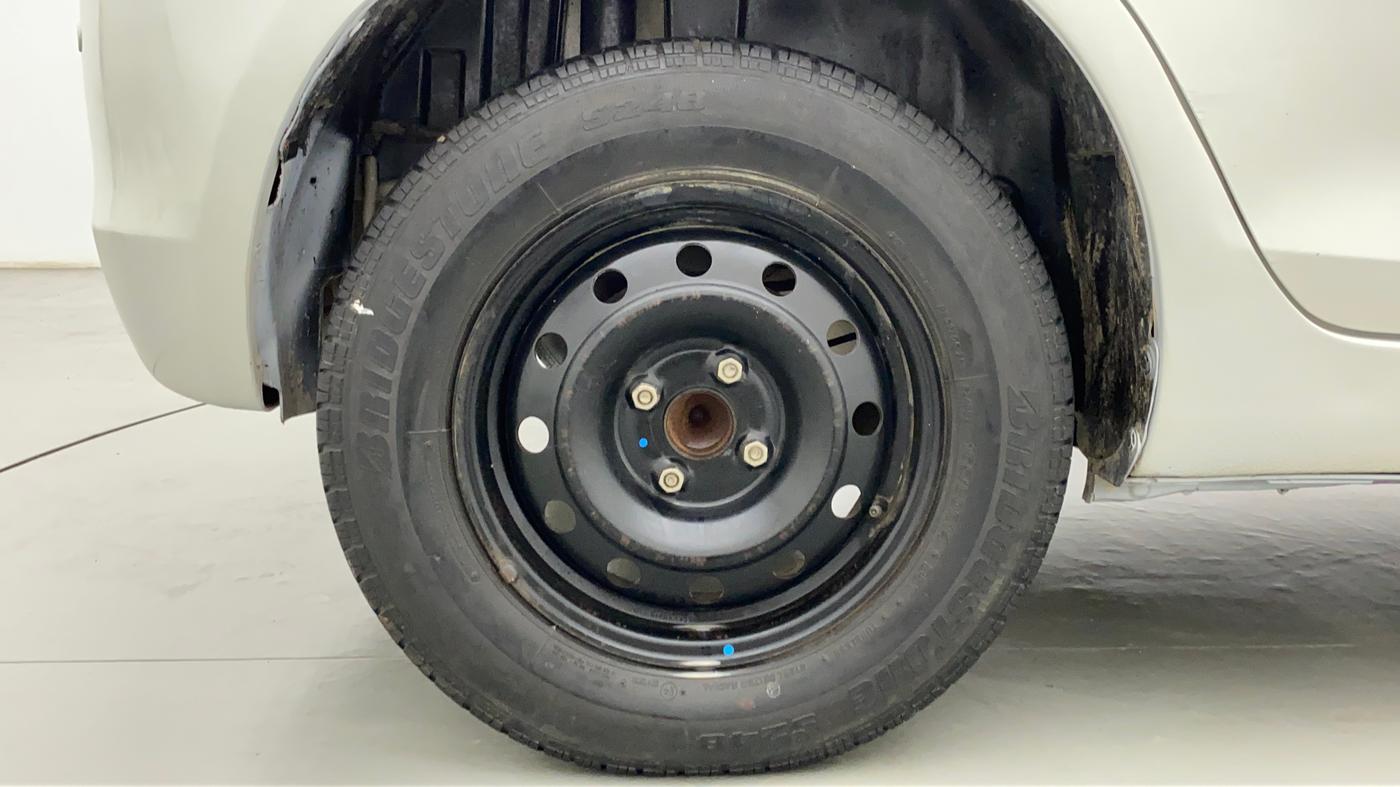 2017 Maruti Swift VXI O, CNG, Manual, 86,230 km, Right Rear Wheel