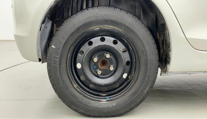 2017 Maruti Swift VXI O, CNG, Manual, 86,230 km, Right Rear Wheel