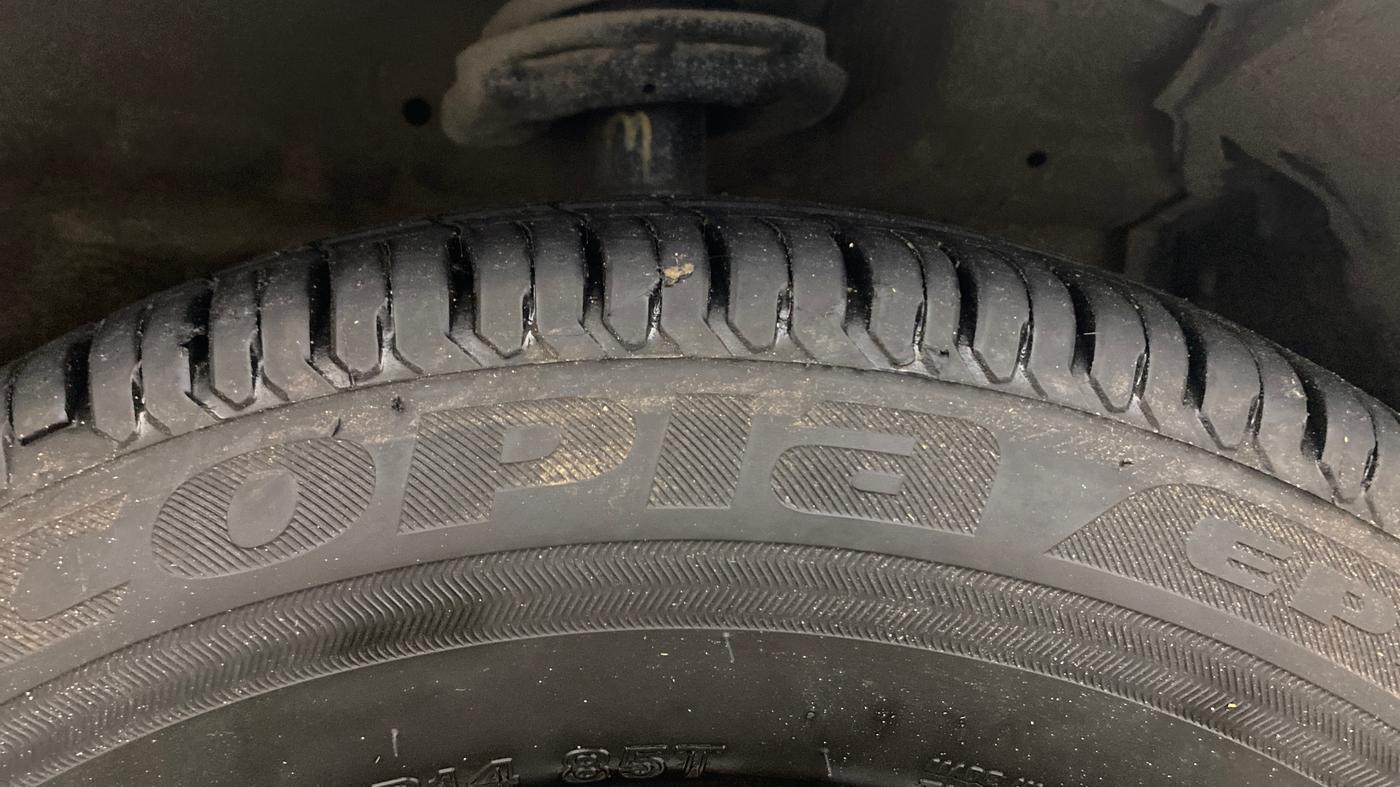 2015 Maruti Swift Dzire VXI, Petrol, Manual, 52,374 km, Right Front Tyre Tread