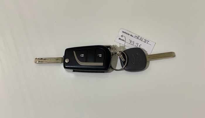 2018 Toyota Innova Crysta 2.7 GX 8 STR, Petrol, Manual, 47,748 km, Key Close Up