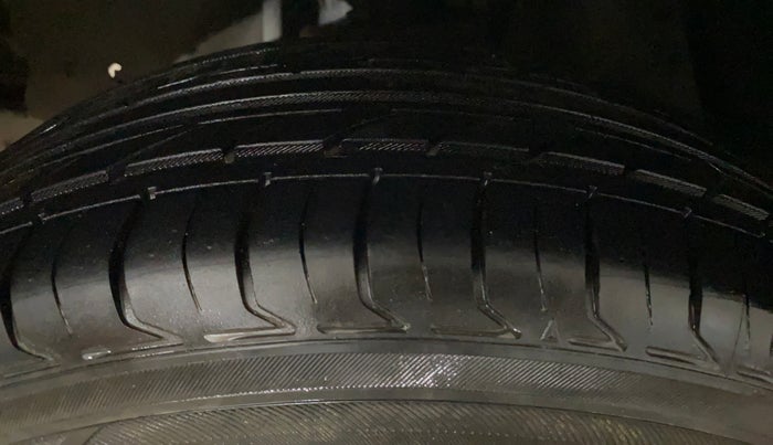 2018 Toyota Innova Crysta 2.7 GX 8 STR, Petrol, Manual, 47,748 km, Left Front Tyre Tread