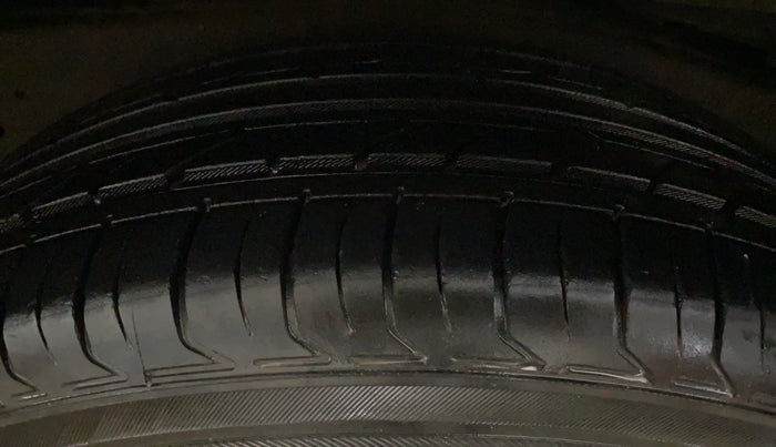 2018 Toyota Innova Crysta 2.7 GX 8 STR, Petrol, Manual, 47,748 km, Left Rear Tyre Tread