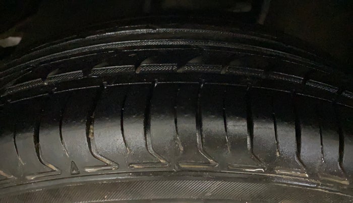 2018 Toyota Innova Crysta 2.7 GX 8 STR, Petrol, Manual, 47,748 km, Right Front Tyre Tread
