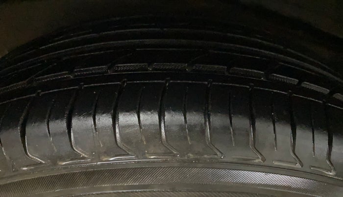 2018 Toyota Innova Crysta 2.7 GX 8 STR, Petrol, Manual, 47,748 km, Right Rear Tyre Tread