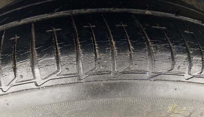 2015 Hyundai Xcent SX 1.2 (O), Petrol, Manual, 56,620 km, Right Rear Tyre Tread