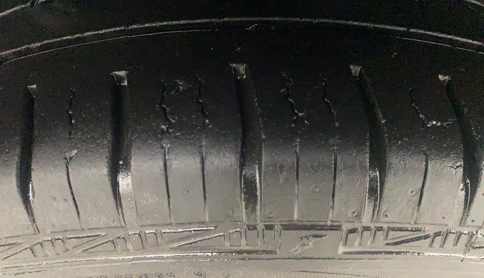 2014 Hyundai Elite i20 SPORTZ 1.2, Petrol, Manual, 1,22,146 km, Left Front Tyre Tread