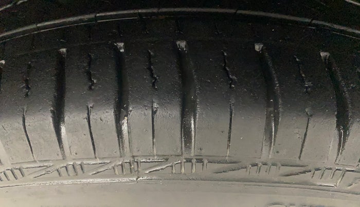 2014 Hyundai Elite i20 SPORTZ 1.2, Petrol, Manual, 1,22,146 km, Right Front Tyre Tread