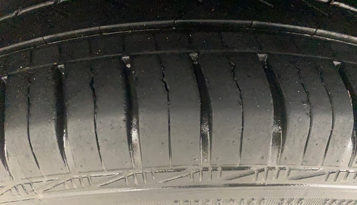 2014 Hyundai Elite i20 SPORTZ 1.2, Petrol, Manual, 1,22,146 km, Right Rear Tyre Tread