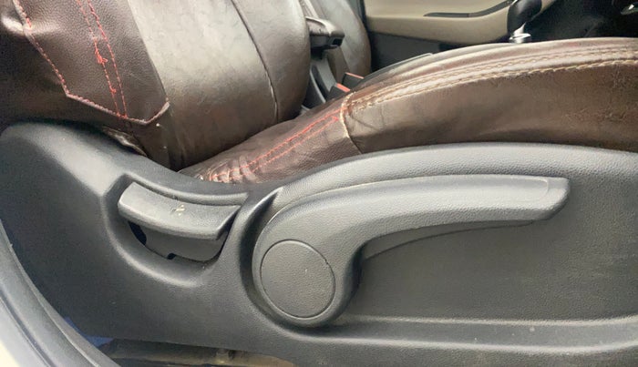 2014 Hyundai Elite i20 SPORTZ 1.2, Petrol, Manual, 1,22,146 km, Driver Side Adjustment Panel