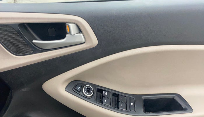 2014 Hyundai Elite i20 SPORTZ 1.2, Petrol, Manual, 1,22,146 km, Driver Side Door Panels Control