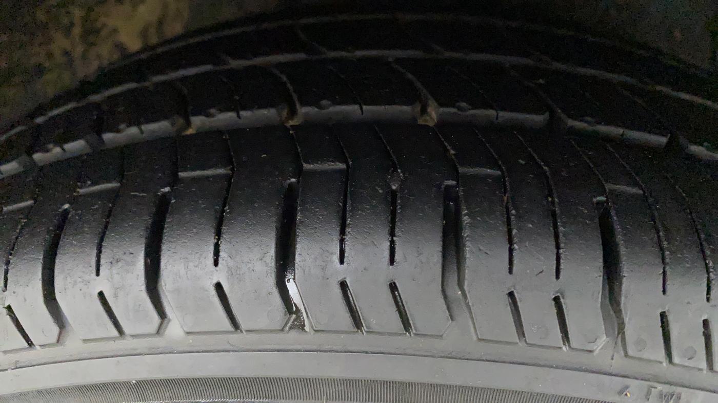 2018 Hyundai Grand i10 SPORTZ (O) 1.2 KAPPA VTVT, Petrol, Manual, 1,00,624 km, Right Front Tyre Tread