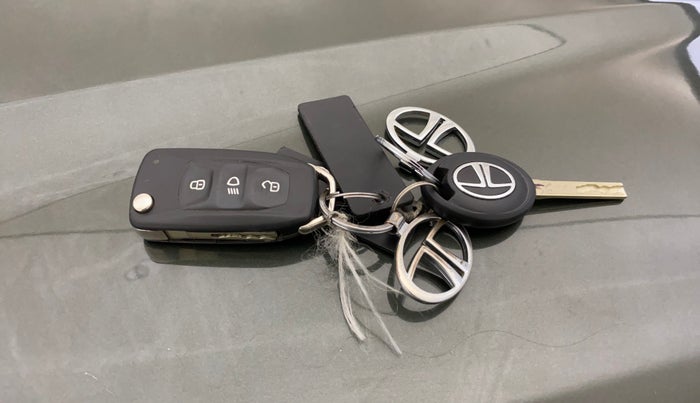 2020 Tata NEXON XMA SUNROOF PETROL, Petrol, Automatic, 75,708 km, Key Close Up