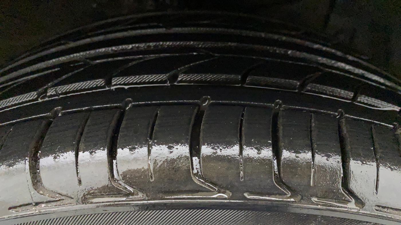 2016 Maruti Ciaz ZXI+ AT, Petrol, Automatic, 33,520 km, Right Front Tyre Tread