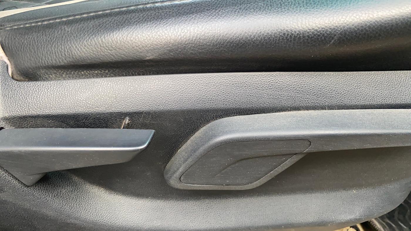 2016 Mahindra Kuv100 K8 D 6 STR, Diesel, Manual, 1,01,037 km, Driver Side Adjustment Panel