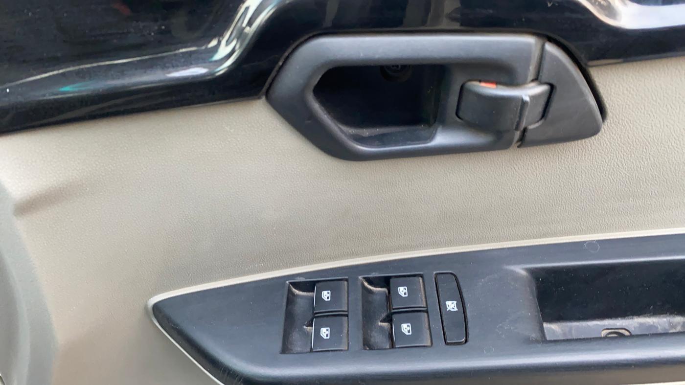 2016 Mahindra Kuv100 K8 D 6 STR, Diesel, Manual, 1,01,037 km, Driver Side Door Panels Control