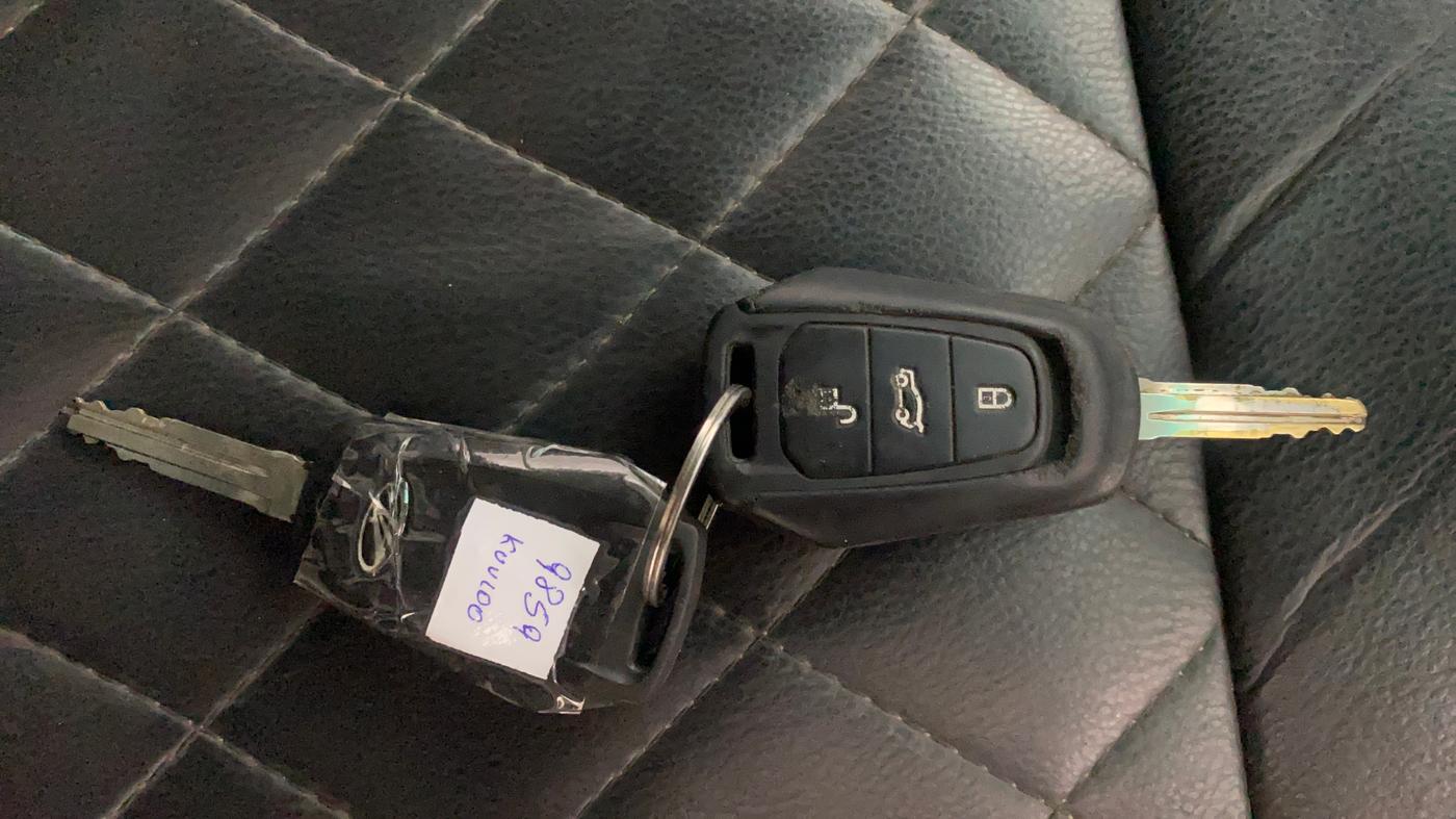2016 Mahindra Kuv100 K8 D 6 STR, Diesel, Manual, 1,01,037 km, Key Close Up