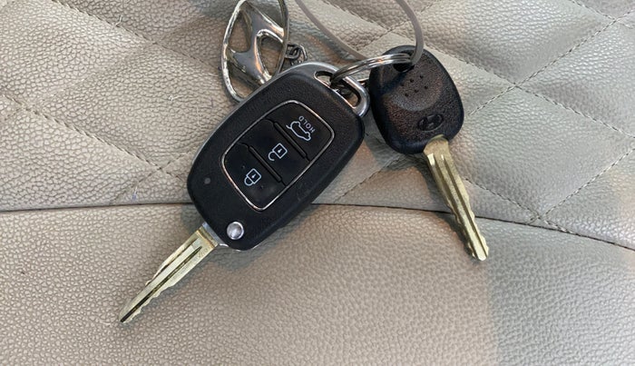 2024 Hyundai VENUE SX (O) 1.0 TURBO DCT DUAL TONE, Petrol, Automatic, 16,890 km, Key Close Up