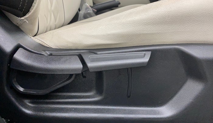 2024 Hyundai VENUE SX (O) 1.0 TURBO DCT DUAL TONE, Petrol, Automatic, 16,890 km, Driver Side Adjustment Panel