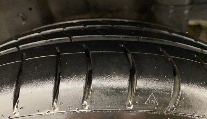 2016 Hyundai Eon MAGNA PLUS OPTIONAL, Petrol, Manual, 23,889 km, Right Rear Tyre Tread