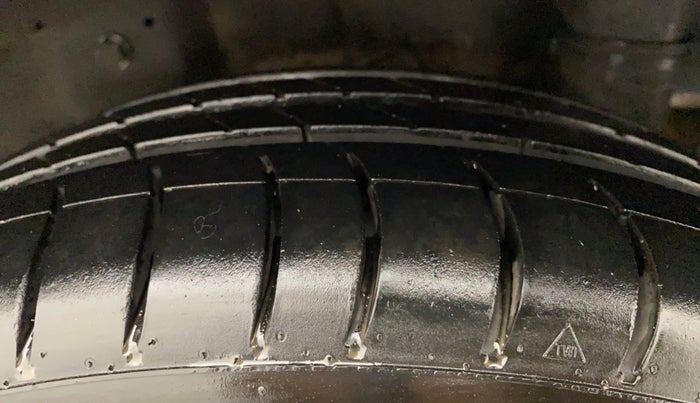 2016 Hyundai Eon MAGNA PLUS OPTIONAL, Petrol, Manual, 23,889 km, Left Rear Tyre Tread