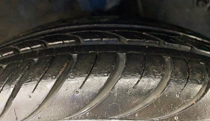 2016 Hyundai Eon MAGNA PLUS OPTIONAL, Petrol, Manual, 23,889 km, Right Front Tyre Tread