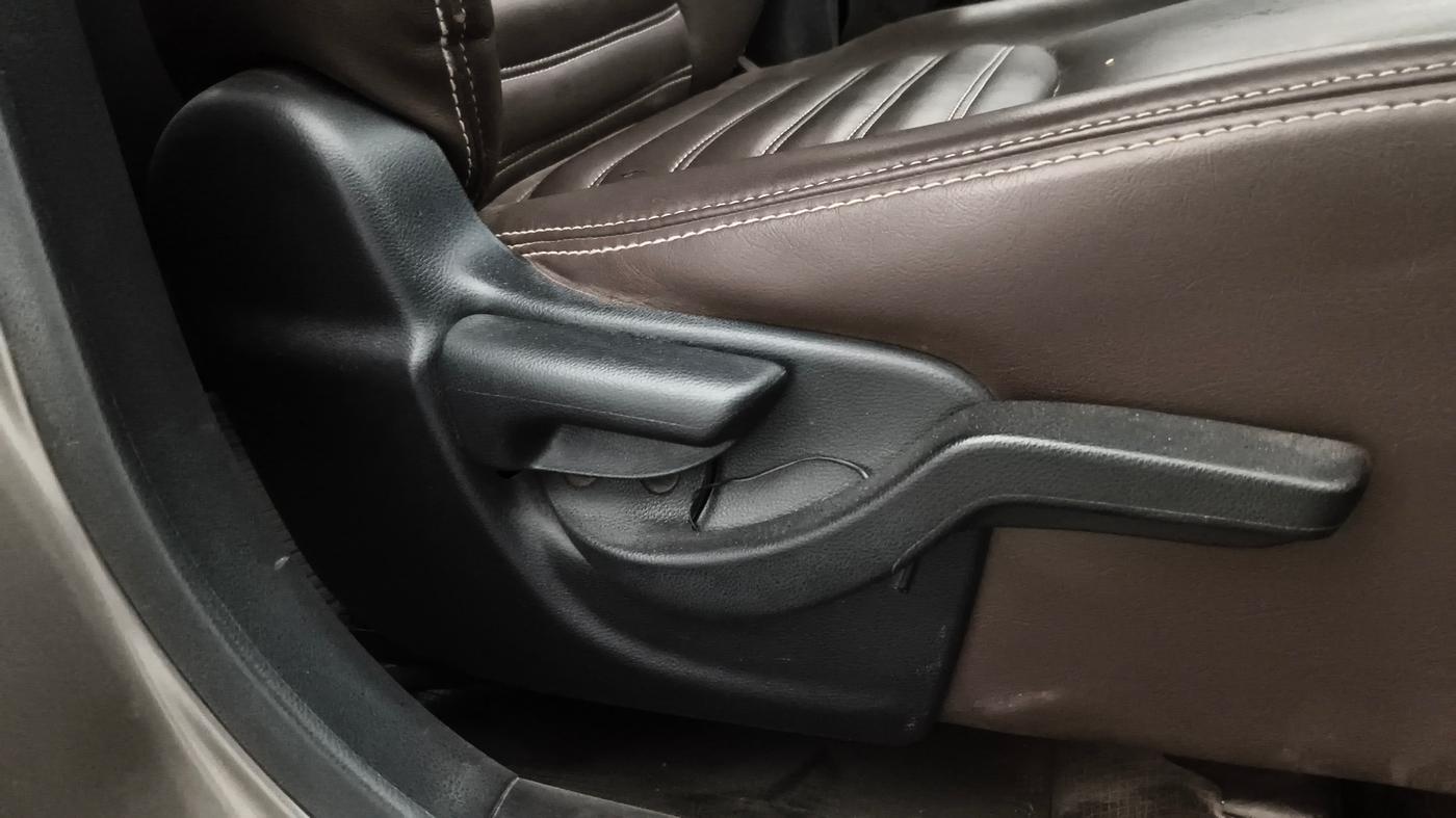 2017 Honda Brio VX MT, Petrol, Manual, 63,197 km, Driver Side Adjustment Panel