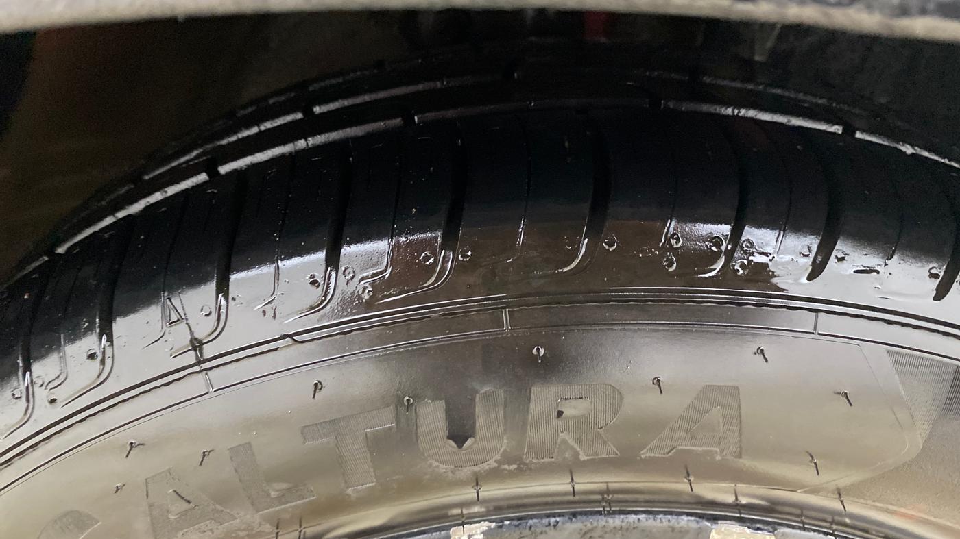 2018 Mahindra KUV 100 NXT K8 D 6 STR DUAL TONE, Diesel, Manual, 1,47,771 km, Right Front Tyre Tread