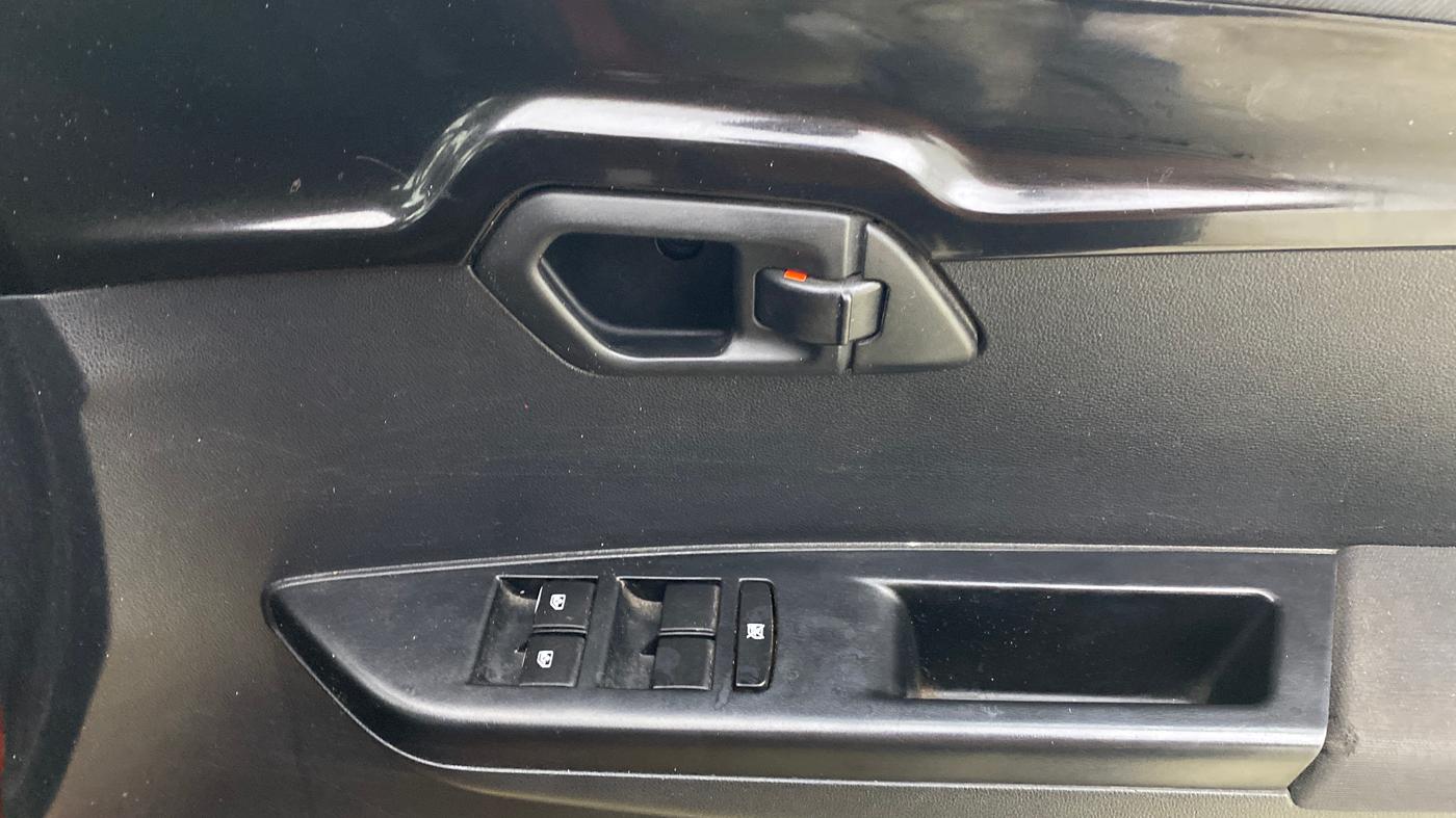 2018 Mahindra KUV 100 NXT K8 D 6 STR DUAL TONE, Diesel, Manual, 1,47,771 km, Driver Side Door Panels Control
