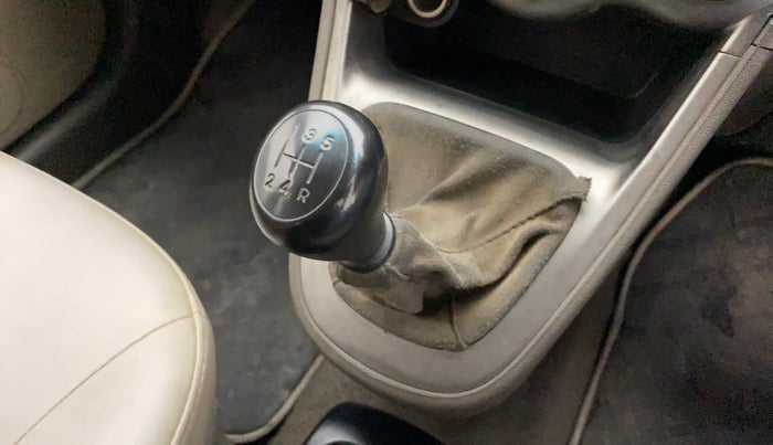 2012 Hyundai i10 ERA 1.1, CNG, Manual, 85,263 km, Gear lever - Boot cover slightly torn