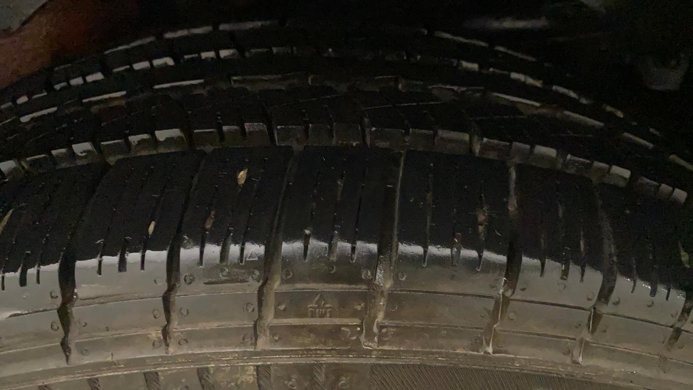 2017 Mahindra XUV500 W10 AT, Diesel, Automatic, 86,943 km, Right Front Tyre Tread