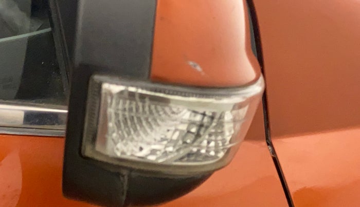 2017 Mahindra XUV500 W10 AT, Diesel, Automatic, 84,968 km, Right rear-view mirror - Indicator light has minor damage