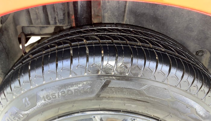 2016 Maruti Swift VXI, Petrol, Manual, 42,492 km, Right Rear Tyre Tread