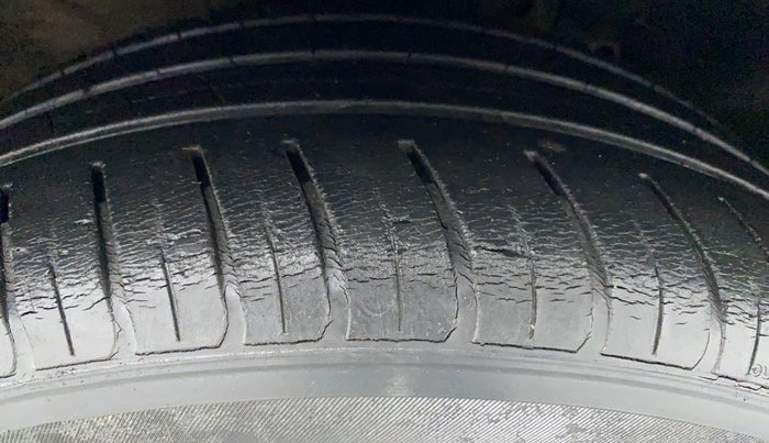 2016 Hyundai New Elantra 2.0 SX AT PETROL, Petrol, Automatic, 39,077 km, Right Front Tyre Tread