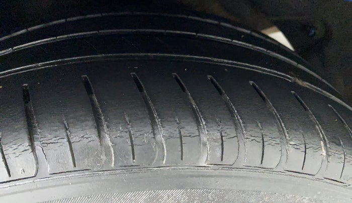 2016 Hyundai New Elantra 2.0 SX AT PETROL, Petrol, Automatic, 39,077 km, Left Rear Tyre Tread
