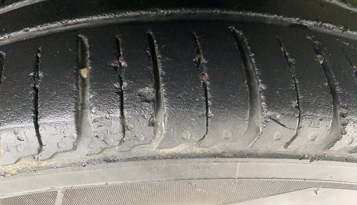 2019 Renault TRIBER RXZ, Petrol, Manual, 30,870 km, Right Front Tyre Tread