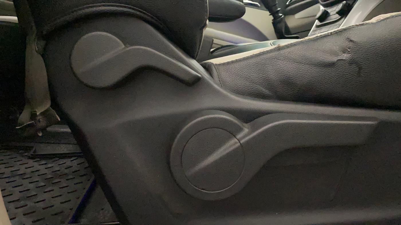 2018 Mahindra MARAZZO M6 7 STR, Diesel, Manual, 97,609 km, Driver Side Adjustment Panel