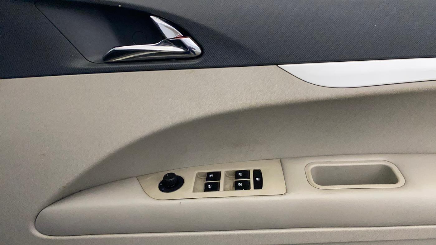 2018 Mahindra MARAZZO M6 7 STR, Diesel, Manual, 97,609 km, Driver Side Door Panels Control