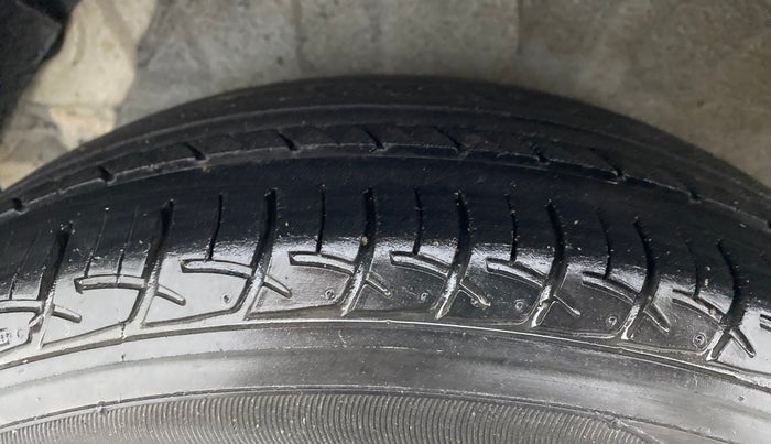 2011 Hyundai i20 MAGNA 1.2, Petrol, Manual, 1,23,488 km, Right Rear Tyre Tread