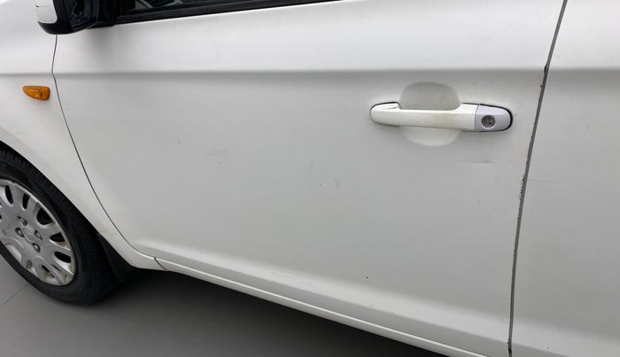 2011 Hyundai i20 MAGNA 1.2, Petrol, Manual, 1,23,488 km, Front passenger door - Minor scratches