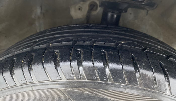 2011 Hyundai i20 MAGNA 1.2, Petrol, Manual, 1,23,488 km, Right Front Tyre Tread