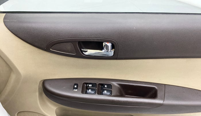 2011 Hyundai i20 MAGNA 1.2, Petrol, Manual, 1,23,488 km, Right front window switch / handle - Minor damage
