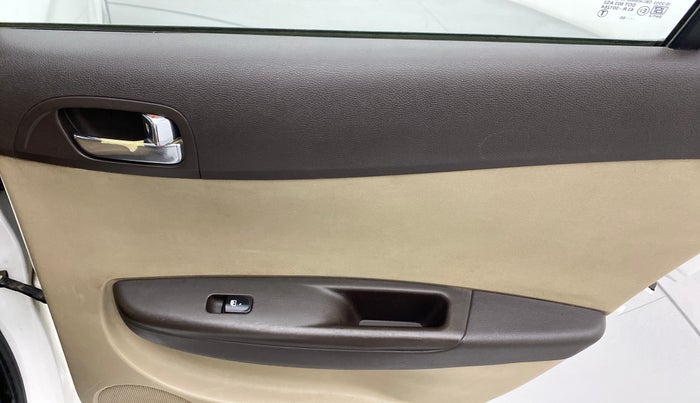 2011 Hyundai i20 MAGNA 1.2, Petrol, Manual, 1,23,488 km, Right rear window switch / handle - Switch/handle not functional