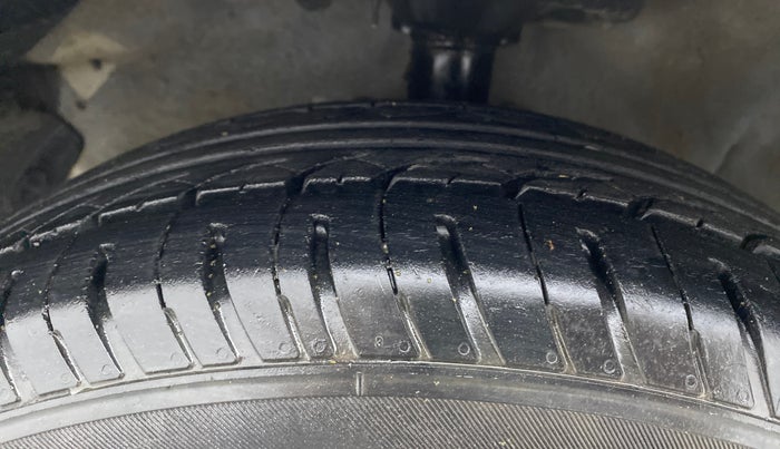 2011 Hyundai i20 MAGNA 1.2, Petrol, Manual, 1,23,488 km, Left Front Tyre Tread