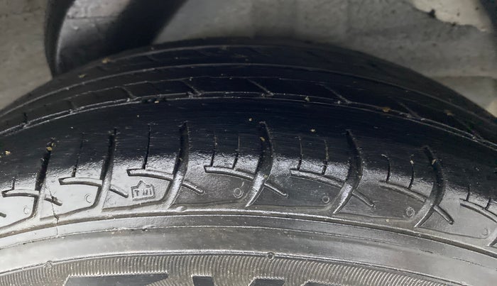 2011 Hyundai i20 MAGNA 1.2, Petrol, Manual, 1,23,488 km, Left Rear Tyre Tread