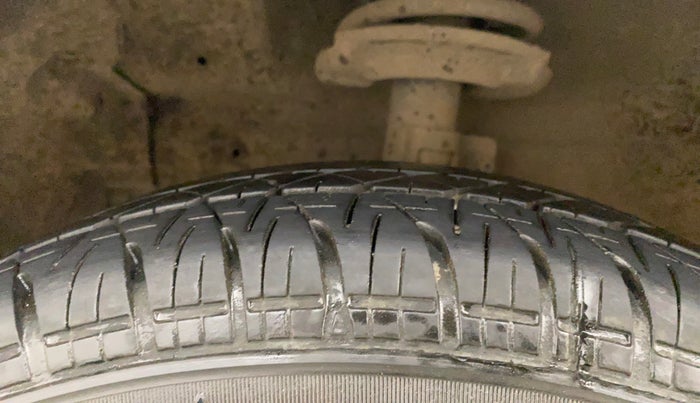 2013 Maruti Swift VXI, Petrol, Manual, 1,16,641 km, Left Front Tyre Tread