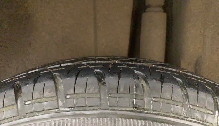 2013 Maruti Swift VXI, Petrol, Manual, 1,16,641 km, Left Rear Tyre Tread
