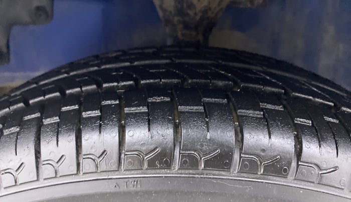 2015 Hyundai Eon D-LITE+, Petrol, Manual, 25,121 km, Left Front Tyre Tread
