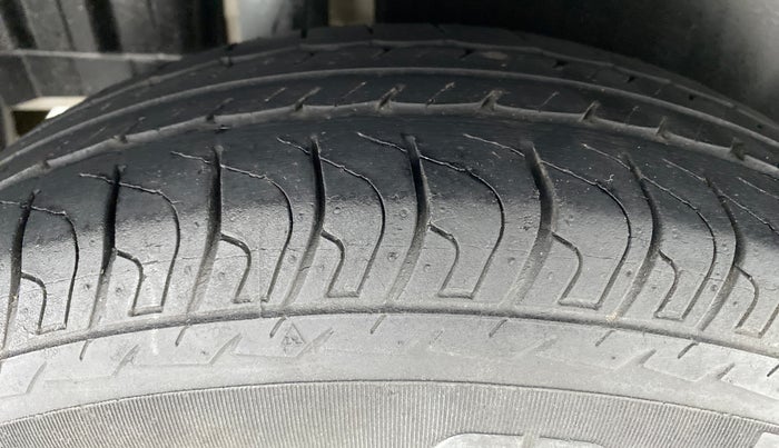 2017 Maruti Swift VXI D, Petrol, Manual, 47,177 km, Right Rear Tyre Tread