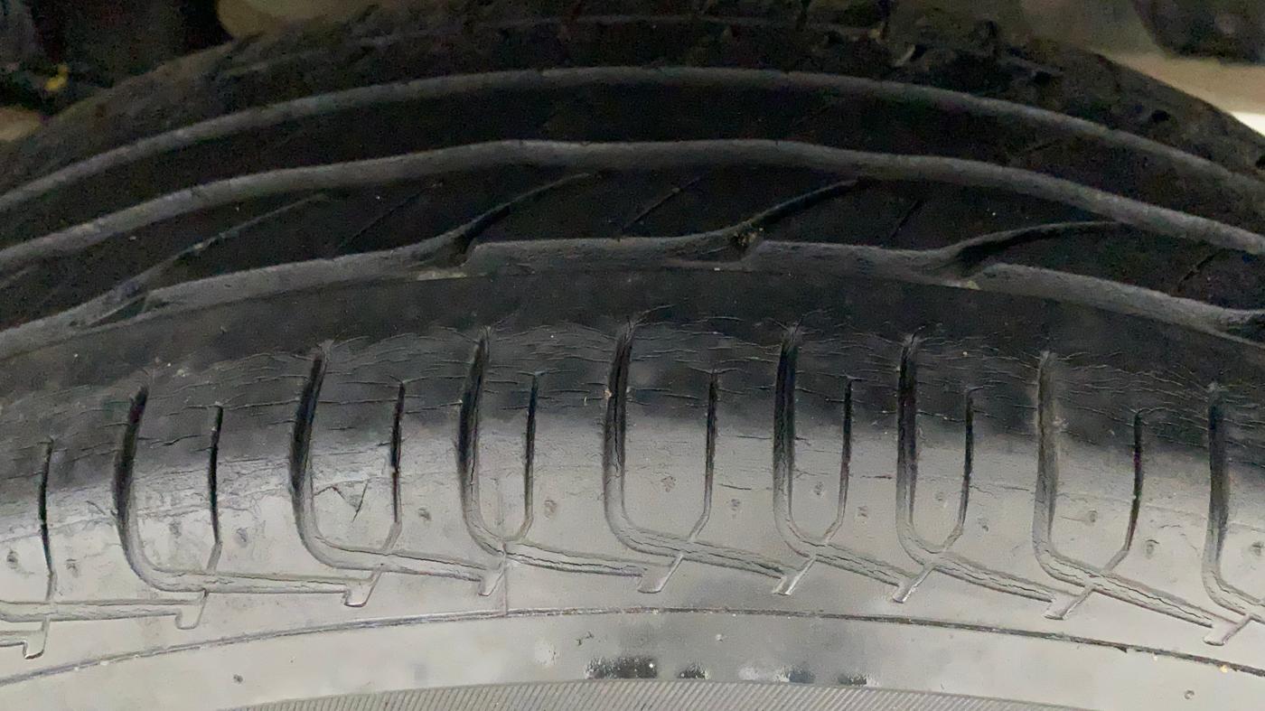 2011 Toyota Corolla Altis G CNG, CNG, Manual, 53,670 km, Left Rear Tyre Tread
